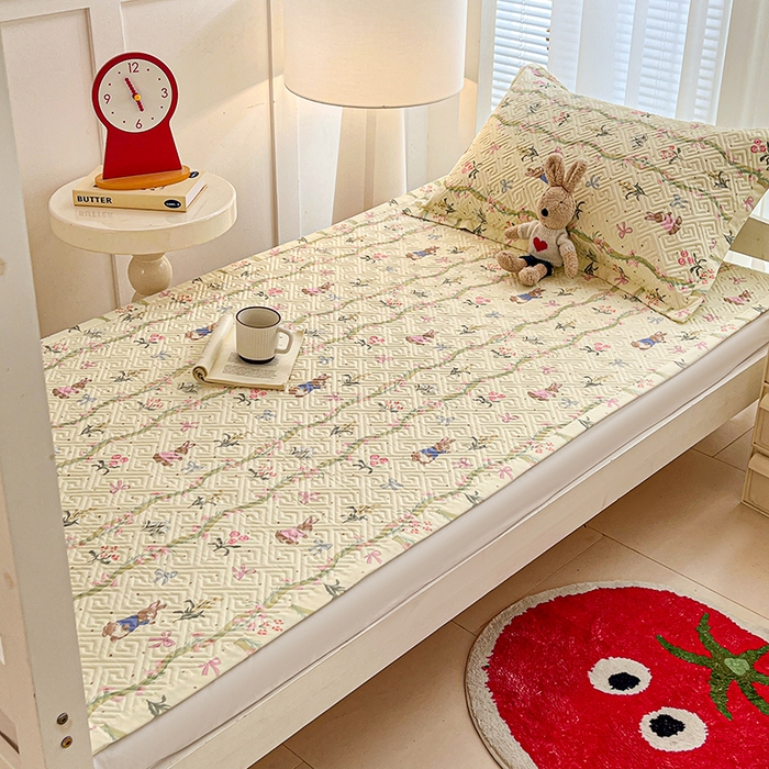 91家纺网 家纺一手货源 找家纺 忆生活家纺 2026新款学生床全棉老粗布软凉席夹棉床盖 藤蔓兔