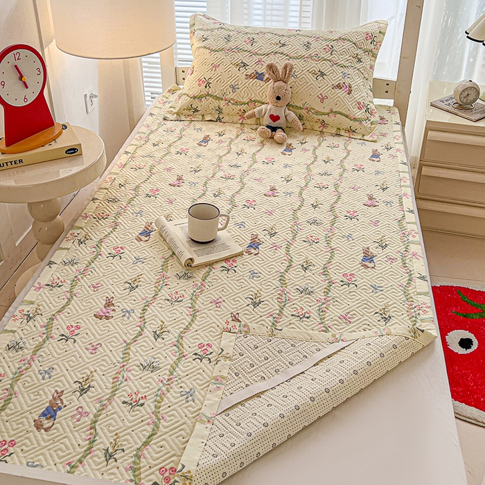 91家纺网 家纺一手货源 找家纺 忆生活家纺 2026新款学生床全棉老粗布软凉席夹棉床盖 藤蔓兔