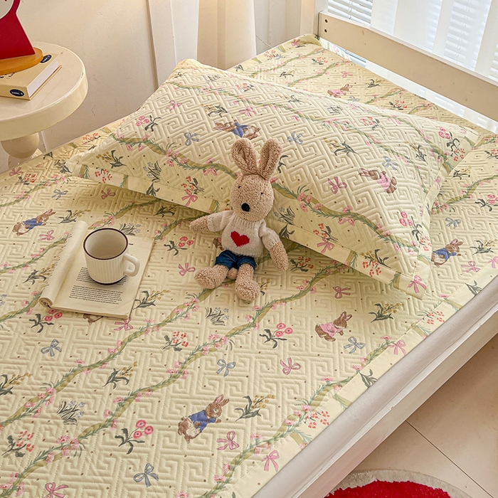 91家纺网 家纺一手货源 找家纺 忆生活家纺 2026新款学生床全棉老粗布软凉席夹棉床盖 藤蔓兔