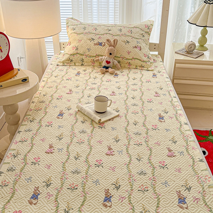 91家纺网 家纺一手货源 找家纺 忆生活家纺 2026新款学生床全棉老粗布软凉席夹棉床盖 藤蔓兔