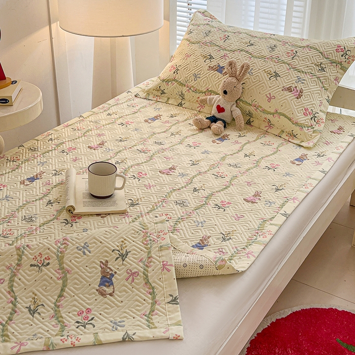 91家纺网 家纺一手货源 找家纺 忆生活家纺 2026新款学生床全棉老粗布软凉席夹棉床盖 藤蔓兔