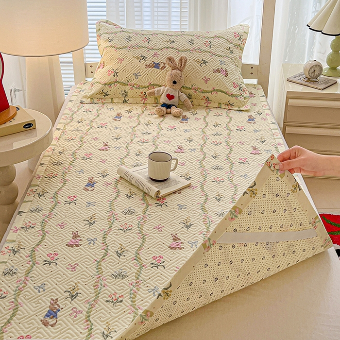 91家纺网 家纺一手货源 找家纺 忆生活家纺 2026新款学生床全棉老粗布软凉席夹棉床盖 藤蔓兔