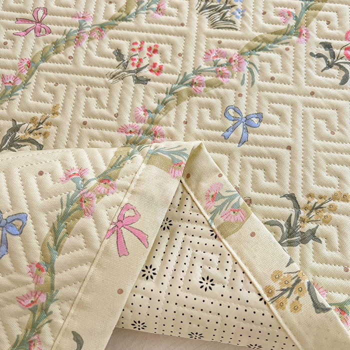 91家纺网 家纺一手货源 找家纺 忆生活家纺 2026新款学生床全棉老粗布软凉席夹棉床盖 藤蔓兔