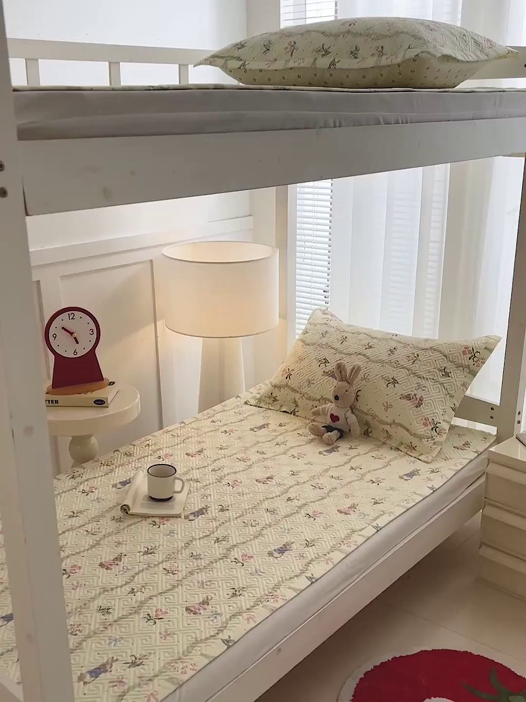 91家纺网 家纺一手货源 找家纺 忆生活家纺 2026新款学生床全棉老粗布软凉席夹棉床盖 藤蔓兔