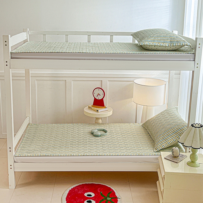 91家纺网 家纺一手货源 找家纺 忆生活家纺 2026新款学生床全棉老粗布软凉席夹棉床盖 条纹绿