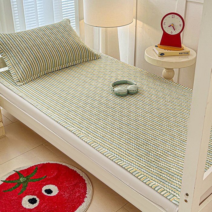 91家纺网 家纺一手货源 找家纺 忆生活家纺 2026新款学生床全棉老粗布软凉席夹棉床盖 条纹绿