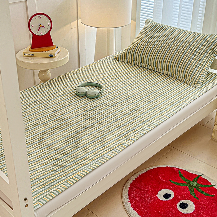 91家纺网 家纺一手货源 找家纺 忆生活家纺 2026新款学生床全棉老粗布软凉席夹棉床盖 条纹绿