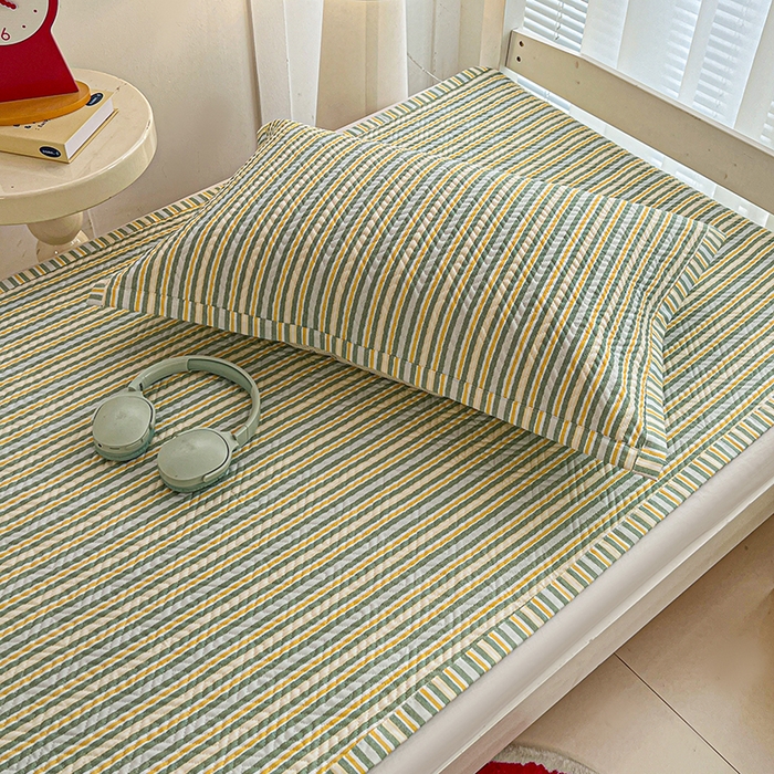 91家纺网 家纺一手货源 找家纺 忆生活家纺 2026新款学生床全棉老粗布软凉席夹棉床盖 条纹绿