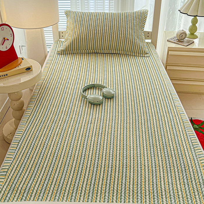 91家纺网 家纺一手货源 找家纺 忆生活家纺 2026新款学生床全棉老粗布软凉席夹棉床盖 条纹绿