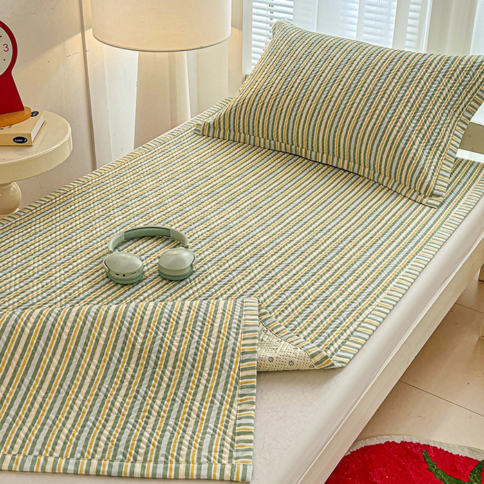 91家纺网 家纺一手货源 找家纺 忆生活家纺 2026新款学生床全棉老粗布软凉席夹棉床盖 条纹绿