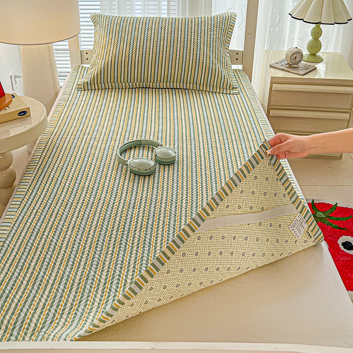 91家纺网 家纺一手货源 找家纺 忆生活家纺 2026新款学生床全棉老粗布软凉席夹棉床盖 条纹绿