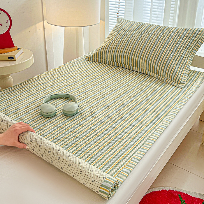 91家纺网 家纺一手货源 找家纺 忆生活家纺 2026新款学生床全棉老粗布软凉席夹棉床盖 条纹绿