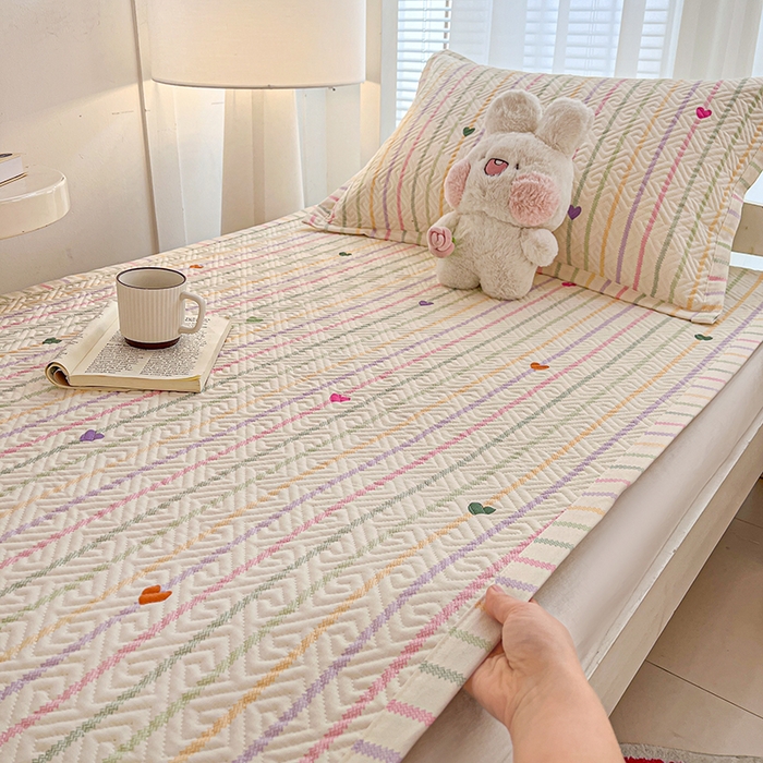 忆生活家纺 2026新款学生床全棉老粗布软凉席夹棉床盖 小爱心