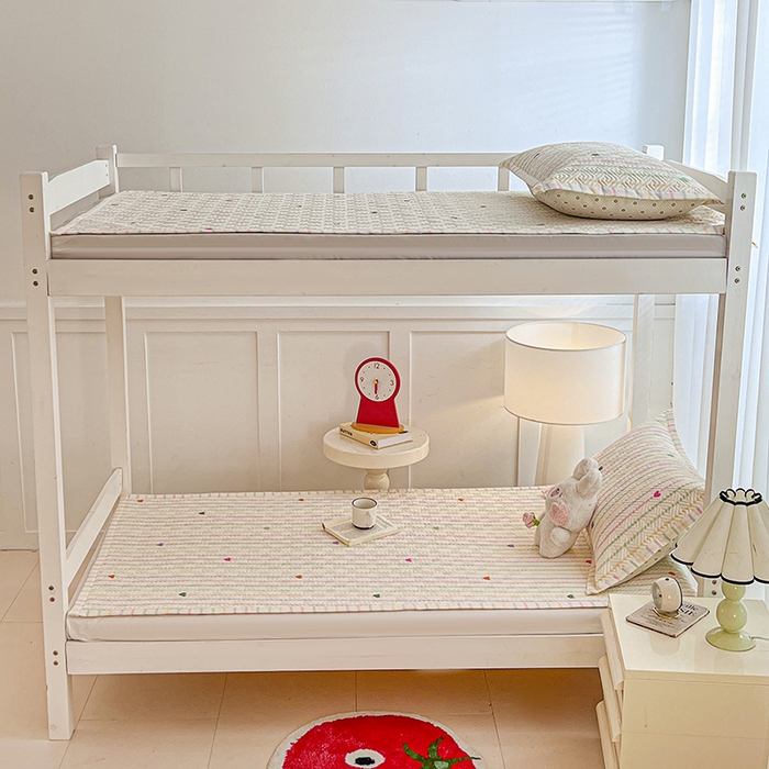 91家纺网 家纺一手货源 找家纺 忆生活家纺 2026新款学生床全棉老粗布软凉席夹棉床盖 小爱心