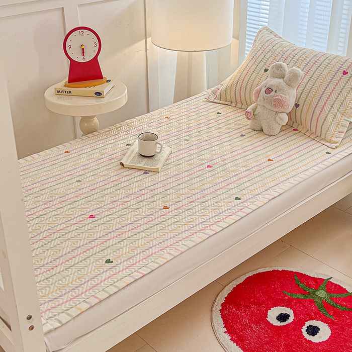 91家纺网 家纺一手货源 找家纺 忆生活家纺 2026新款学生床全棉老粗布软凉席夹棉床盖 小爱心