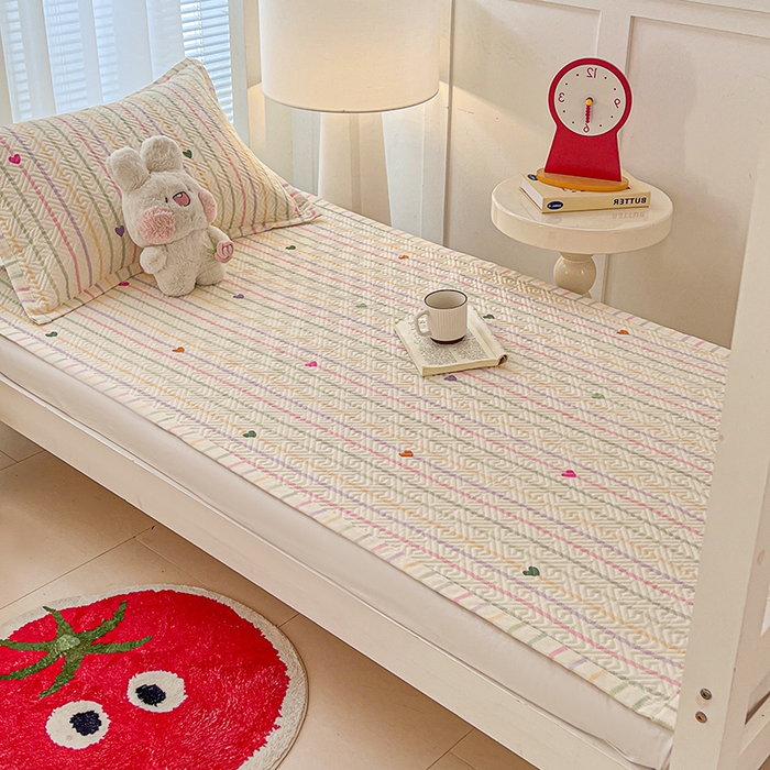 91家纺网 家纺一手货源 找家纺 忆生活家纺 2026新款学生床全棉老粗布软凉席夹棉床盖 小爱心