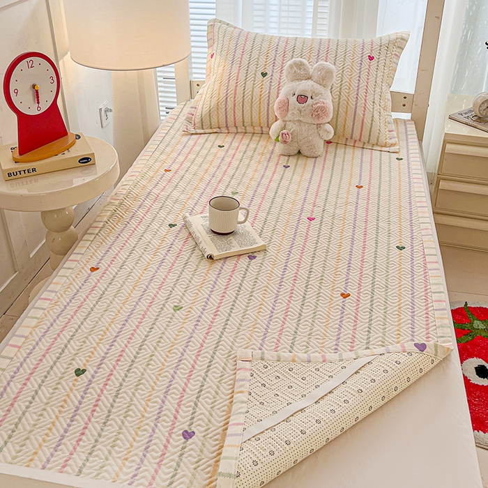 91家纺网 家纺一手货源 找家纺 忆生活家纺 2026新款学生床全棉老粗布软凉席夹棉床盖 小爱心