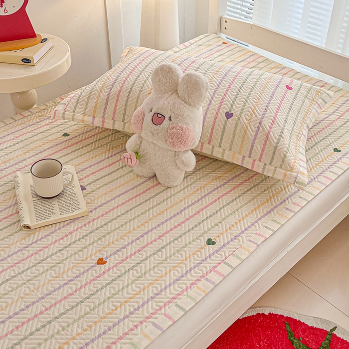 91家纺网 家纺一手货源 找家纺 忆生活家纺 2026新款学生床全棉老粗布软凉席夹棉床盖 小爱心