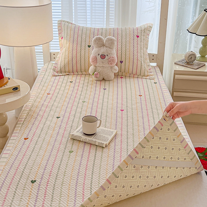 91家纺网 家纺一手货源 找家纺 忆生活家纺 2026新款学生床全棉老粗布软凉席夹棉床盖 小爱心