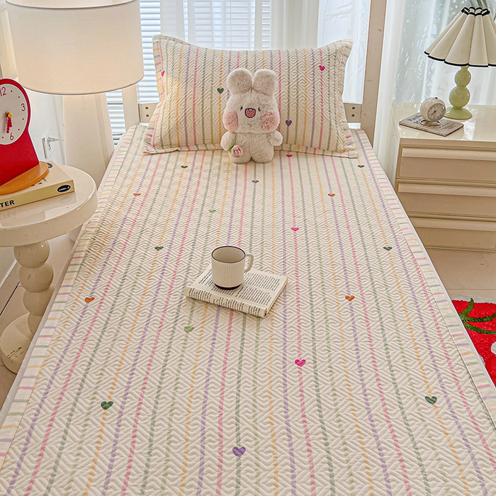 91家纺网 家纺一手货源 找家纺 忆生活家纺 2026新款学生床全棉老粗布软凉席夹棉床盖 小爱心