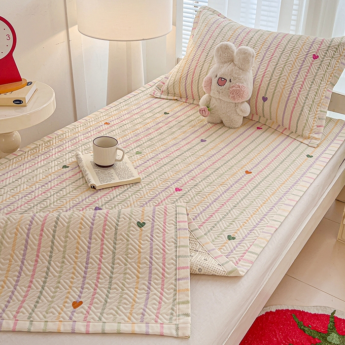 91家纺网 家纺一手货源 找家纺 忆生活家纺 2026新款学生床全棉老粗布软凉席夹棉床盖 小爱心