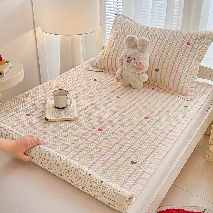 91家纺网 家纺一手货源 找家纺 忆生活家纺 2026新款学生床全棉老粗布软凉席夹棉床盖 小爱心