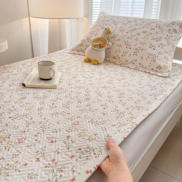 忆生活家纺 2026新款学生床全棉老粗布软凉席夹棉床盖 鸭鸭春游