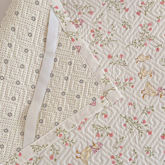 91家纺网 家纺一手货源 找家纺 忆生活家纺 2026新款学生床全棉老粗布软凉席夹棉床盖 鸭鸭春游