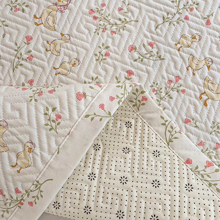 91家纺网 家纺一手货源 找家纺 忆生活家纺 2026新款学生床全棉老粗布软凉席夹棉床盖 鸭鸭春游