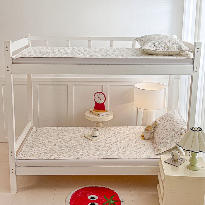 91家纺网 家纺一手货源 找家纺 忆生活家纺 2026新款学生床全棉老粗布软凉席夹棉床盖 鸭鸭春游