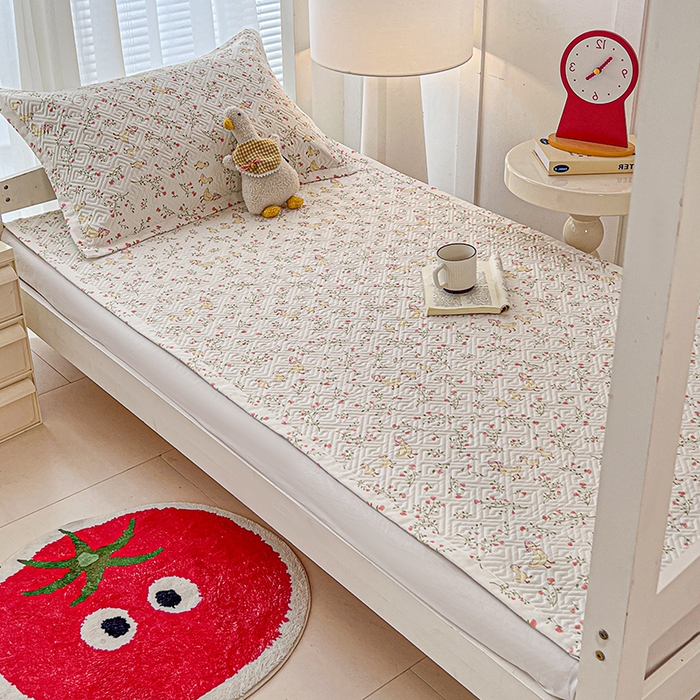 91家纺网 家纺一手货源 找家纺 忆生活家纺 2026新款学生床全棉老粗布软凉席夹棉床盖 鸭鸭春游