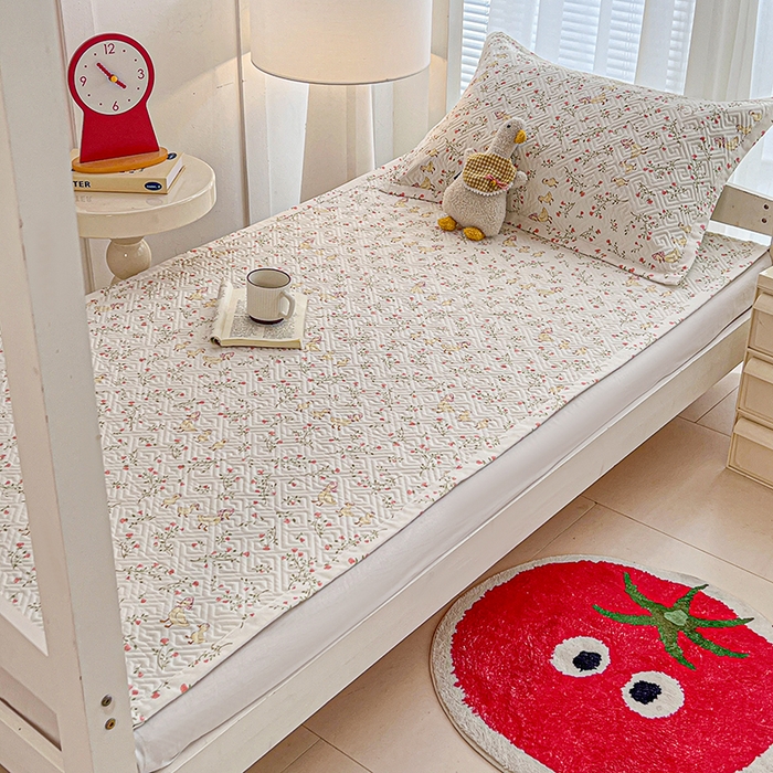 91家纺网 家纺一手货源 找家纺 忆生活家纺 2026新款学生床全棉老粗布软凉席夹棉床盖 鸭鸭春游