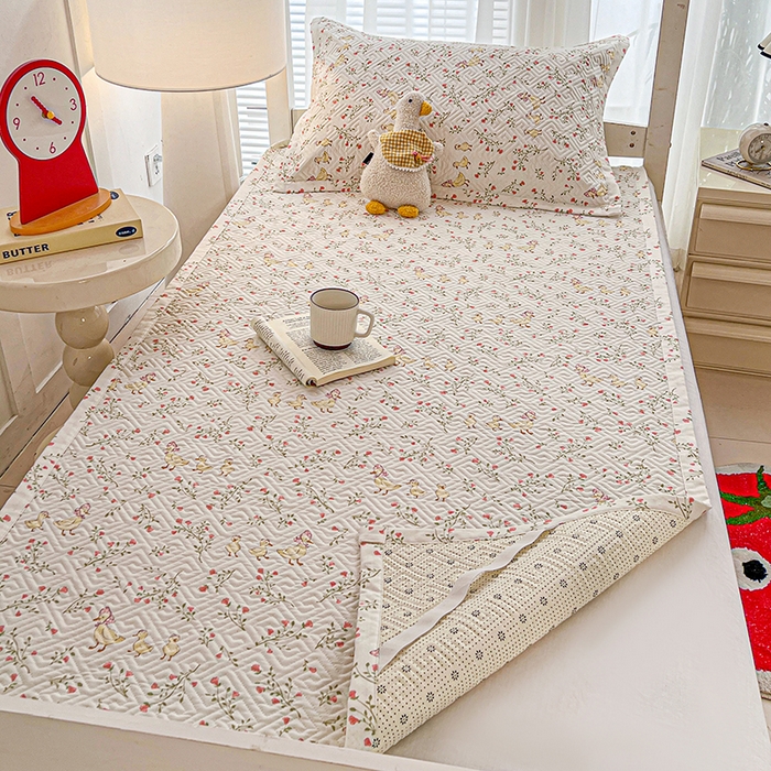 91家纺网 家纺一手货源 找家纺 忆生活家纺 2026新款学生床全棉老粗布软凉席夹棉床盖 鸭鸭春游