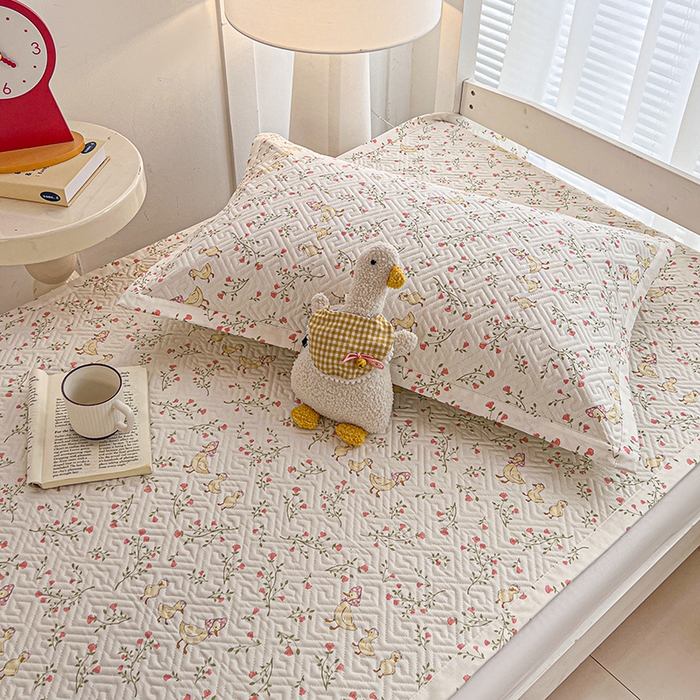 91家纺网 家纺一手货源 找家纺 忆生活家纺 2026新款学生床全棉老粗布软凉席夹棉床盖 鸭鸭春游