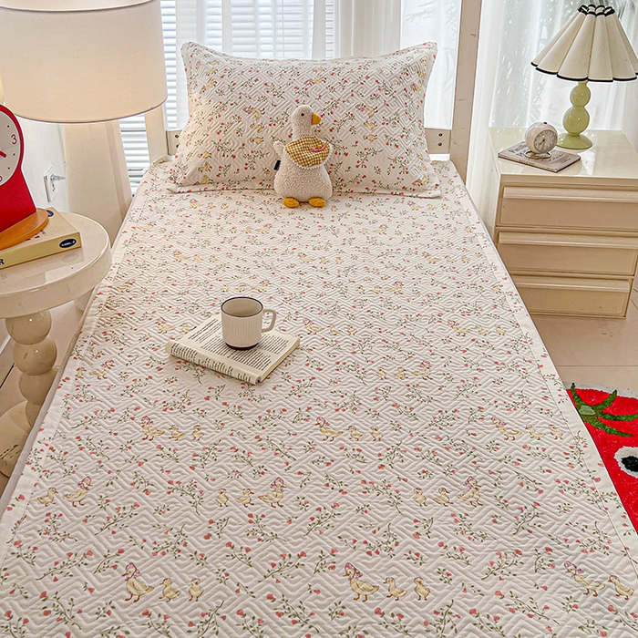 91家纺网 家纺一手货源 找家纺 忆生活家纺 2026新款学生床全棉老粗布软凉席夹棉床盖 鸭鸭春游