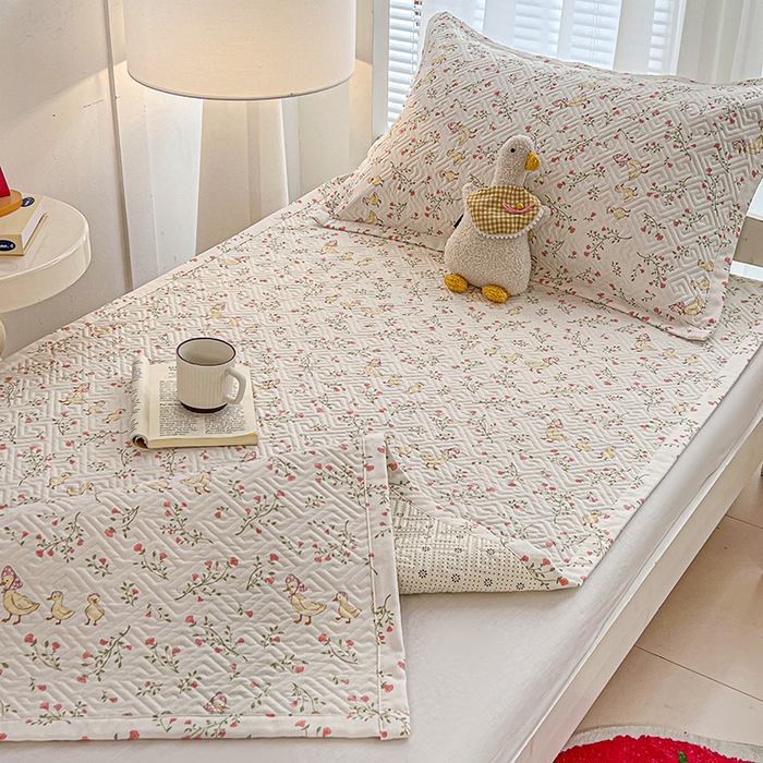 91家纺网 家纺一手货源 找家纺 忆生活家纺 2026新款学生床全棉老粗布软凉席夹棉床盖 鸭鸭春游
