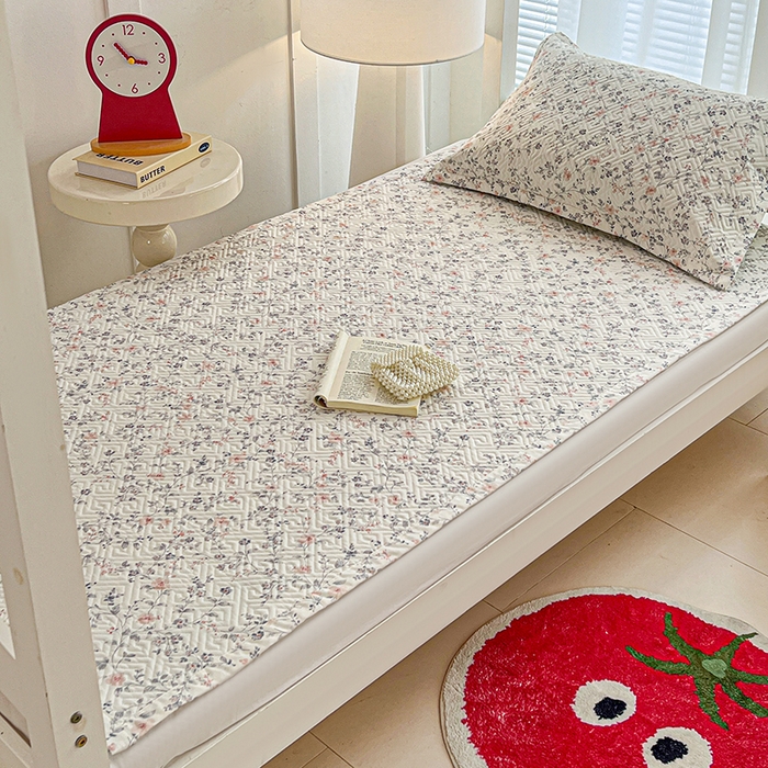 91家纺网 家纺一手货源 找家纺 忆生活家纺 2026新款学生床全棉老粗布软凉席夹棉床盖 叶语