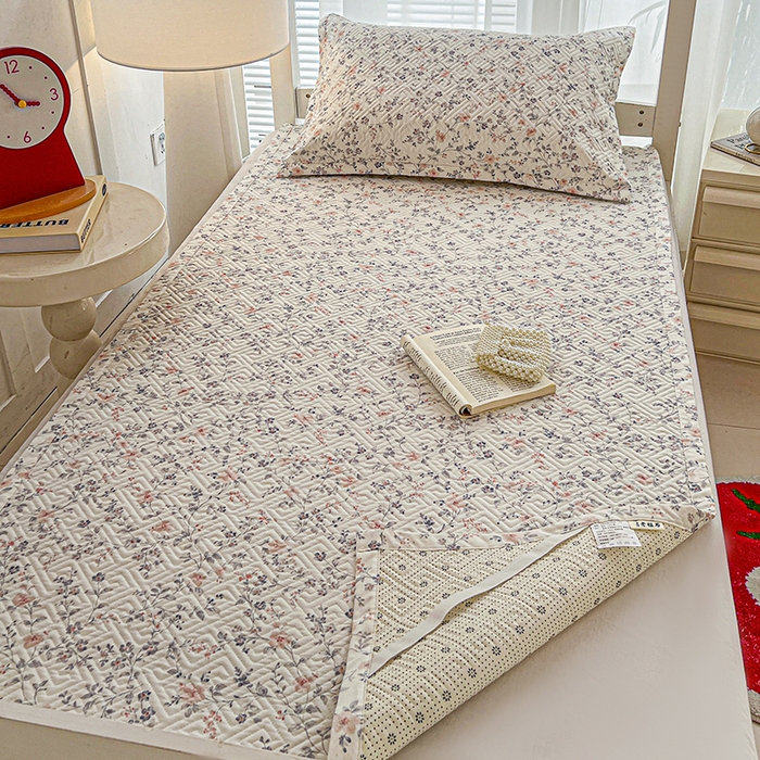 91家纺网 家纺一手货源 找家纺 忆生活家纺 2026新款学生床全棉老粗布软凉席夹棉床盖 叶语