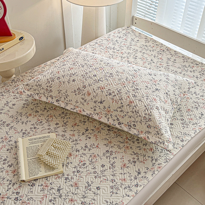 91家纺网 家纺一手货源 找家纺 忆生活家纺 2026新款学生床全棉老粗布软凉席夹棉床盖 叶语