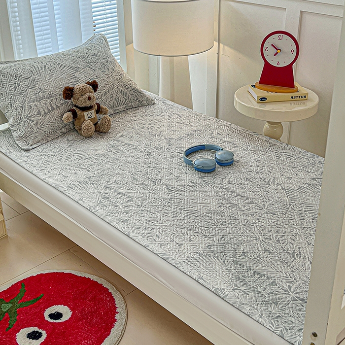 91家纺网 家纺一手货源 找家纺 忆生活家纺 2026新款学生床全棉老粗布软凉席夹棉床盖 枝繁叶茂