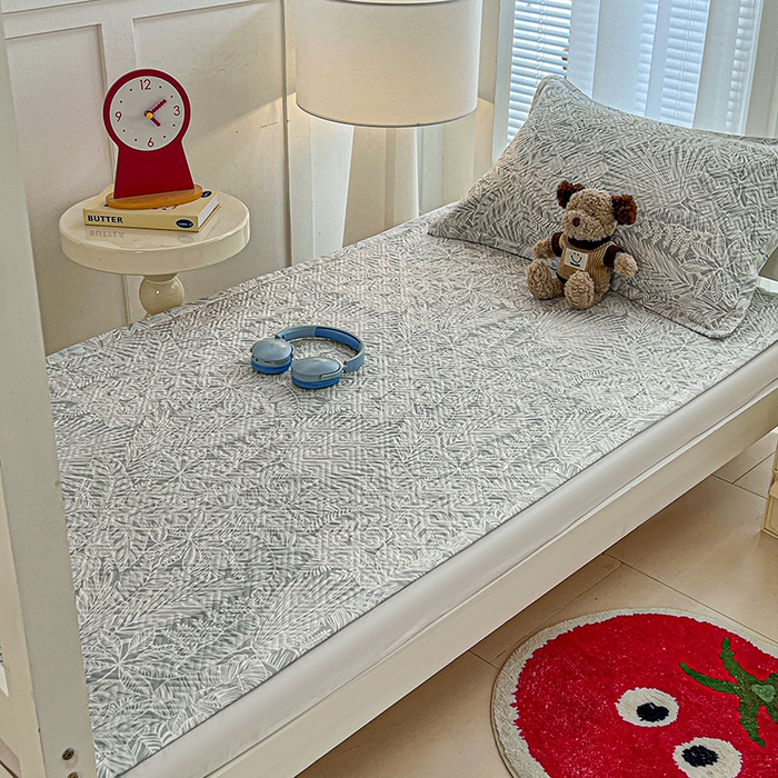 91家纺网 家纺一手货源 找家纺 忆生活家纺 2026新款学生床全棉老粗布软凉席夹棉床盖 枝繁叶茂