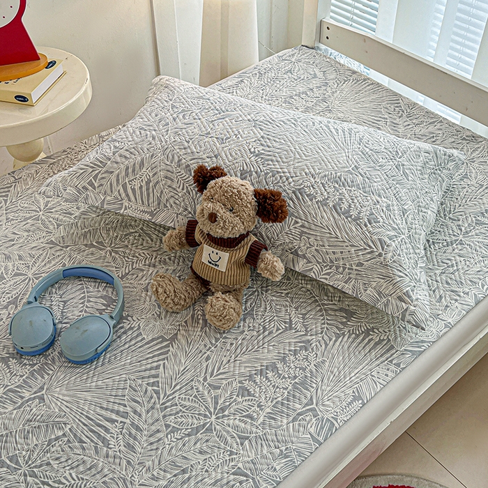 91家纺网 家纺一手货源 找家纺 忆生活家纺 2026新款学生床全棉老粗布软凉席夹棉床盖 枝繁叶茂