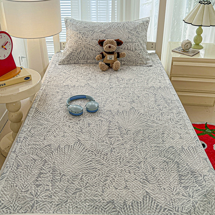 91家纺网 家纺一手货源 找家纺 忆生活家纺 2026新款学生床全棉老粗布软凉席夹棉床盖 枝繁叶茂