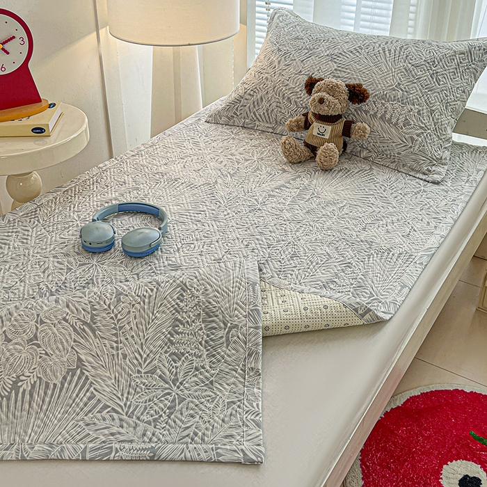 91家纺网 家纺一手货源 找家纺 忆生活家纺 2026新款学生床全棉老粗布软凉席夹棉床盖 枝繁叶茂