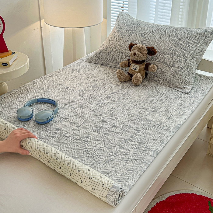 91家纺网 家纺一手货源 找家纺 忆生活家纺 2026新款学生床全棉老粗布软凉席夹棉床盖 枝繁叶茂