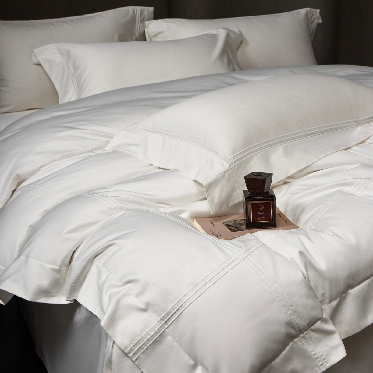 91家纺网 家纺一手货源 找家纺 时亿家居 2026新款轻奢酒店风纯棉长绒棉四件套-曼哈顿 曼哈顿-白