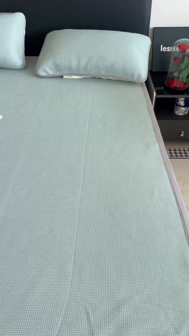 91家纺网 家纺一手货源 找家纺 春寻家纺 2026春夏新款千鸟格碳光冰丝席复合三明治款凉席席子 千鸟格-墨绿-床席款