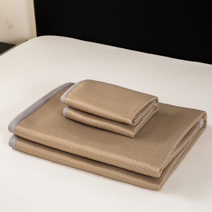 91家纺网 家纺一手货源 找家纺 春寻家纺 2026春夏新款千鸟格碳光冰丝席复合三明治款凉席席子 千鸟格-香槟金-床席款