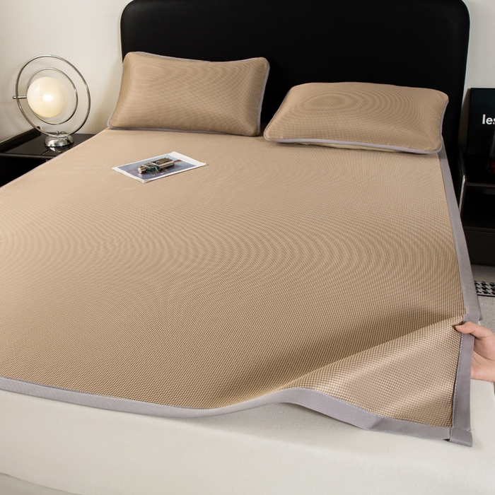 91家纺网 家纺一手货源 找家纺 春寻家纺 2026春夏新款千鸟格碳光冰丝席复合三明治款凉席席子 千鸟格-香槟金-床席款