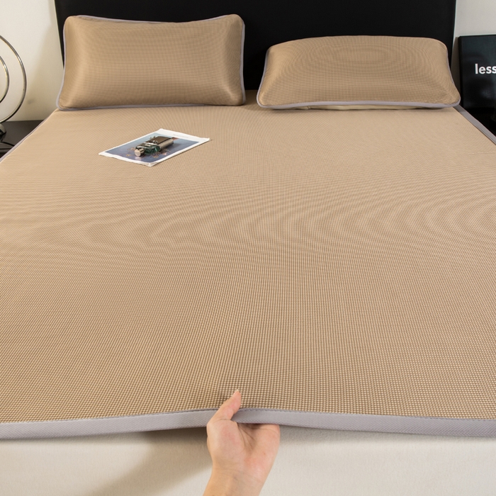 91家纺网 家纺一手货源 找家纺 春寻家纺 2026春夏新款千鸟格碳光冰丝席复合三明治款凉席席子 千鸟格-香槟金-床席款